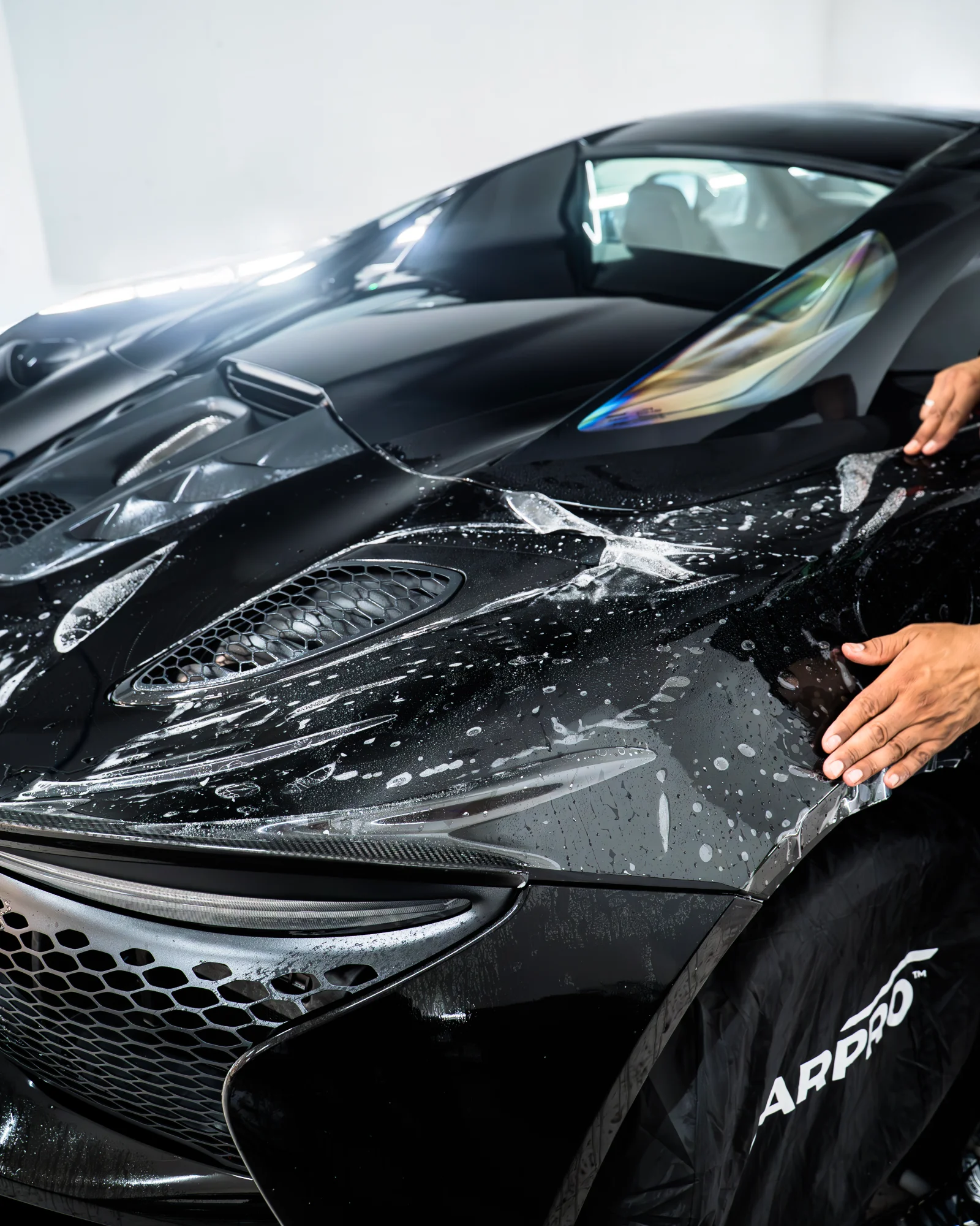 Application du film PPF sur McLaren — pose AEGIS